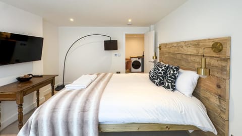 Bed, TV and multimedia, Bedroom