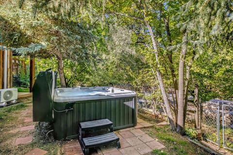 Creekside Guest Cottage - 61 E 200- 1 Bed House in Moab