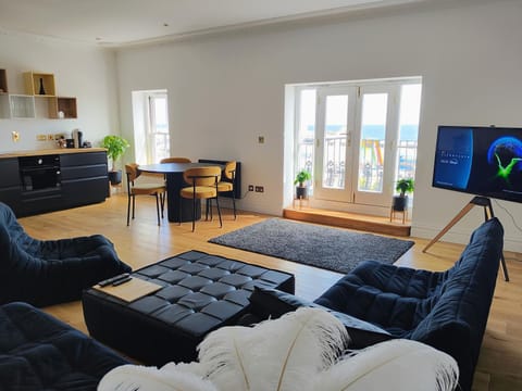 Communal lounge/ TV room, TV and multimedia, View (from property/room), Living room, Seating area, Dining area, Evening entertainment