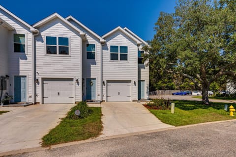 Community Pool and Beach Area Navarre Townhome House in Alabama