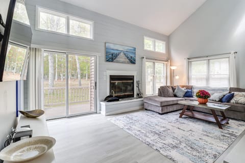 Family Gem with Deck Across From Shawnee Mountain! House in Middle Smithfield