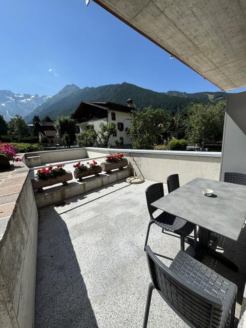 View (from property/room), Balcony/Terrace, Mountain view