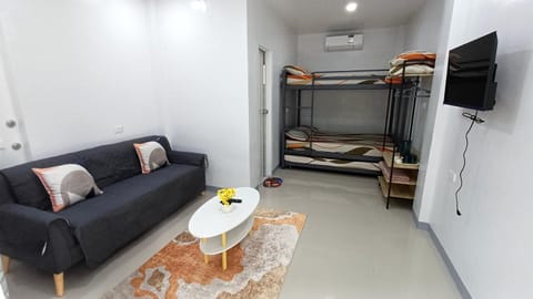 Bed, TV and multimedia, Living room, Photo of the whole room, Bedroom, air conditioner