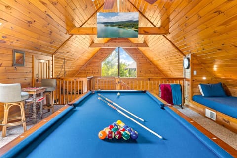 Cabin Retreat - Private Hot Tub & Pool Table Cabin in Sevierville