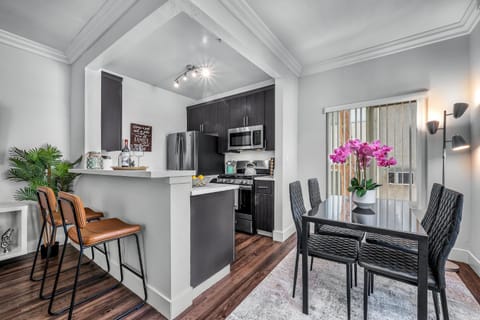 Heart of La, Walk to everything!! Apartment in Westwood