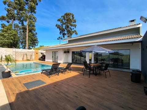 Property building, Patio, Day, Garden, Pool view, Swimming pool, sunbed