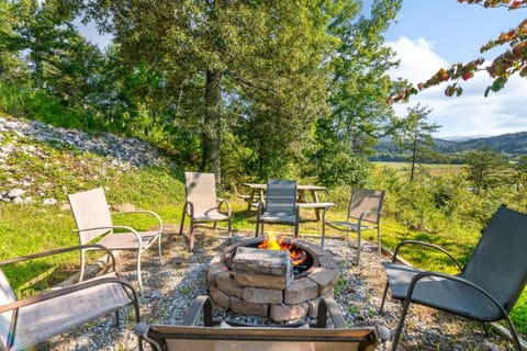 Hilltop Farmhouse - Hot Tub Views & Fire Pit House in Sevier County