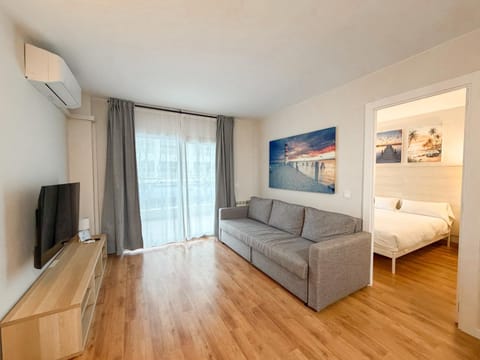 Communal lounge/ TV room, Bed, TV and multimedia, Living room, Photo of the whole room, Seating area, Evening entertainment, Bedroom
