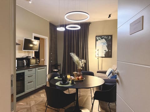 TV and multimedia, Kitchen or kitchenette, Living room, Seating area, Dining area, oven, pet friendly, stove, air conditioner