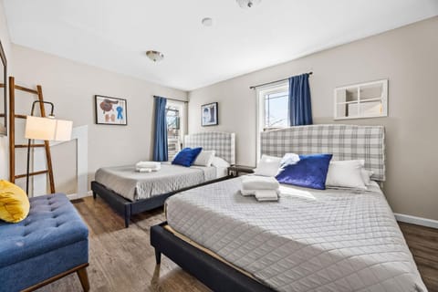 3BR Cozy Family Home with HotTub & Spacious Backyard House in Louisville