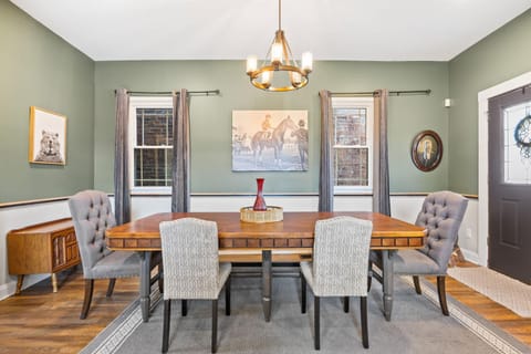 3BR Cozy Family Home with HotTub & Spacious Backyard House in Louisville