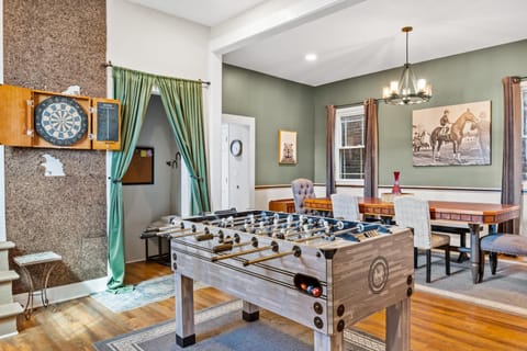 3BR Cozy Family Home with HotTub & Spacious Backyard House in Louisville