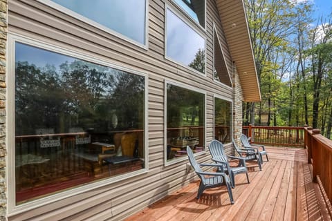 Mountain retreat w 2 fireplaces & lake House in Shenandoah Valley