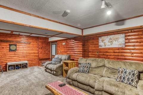 Mountain retreat w 2 fireplaces & lake House in Shenandoah Valley