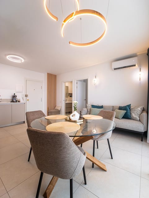 Kitchen or kitchenette, Living room, Seating area, Dining area, air conditioner
