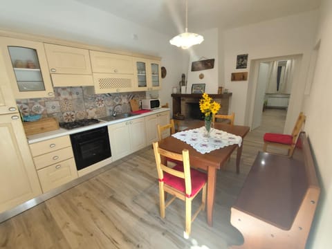 Living room, Dining area, oven, stove