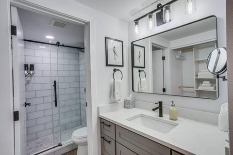 Fall Ridge Retreat with Hot Tub and Pool House in Vail