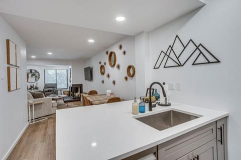 Fall Ridge Retreat with Hot Tub and Pool House in Vail