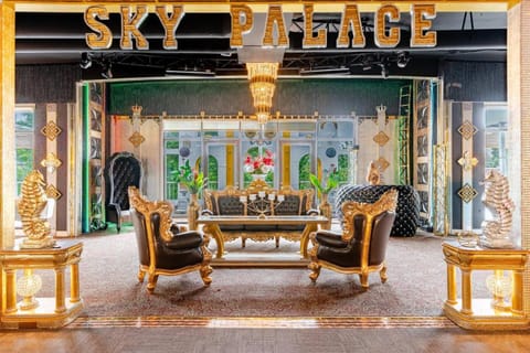 Nightclub / DJ, Lounge or bar