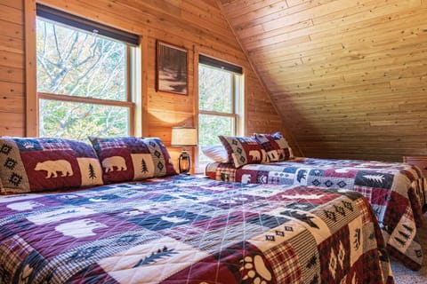 Aurora Basecamp at Pictured Rocks Sleeps 10 House in Burt Township