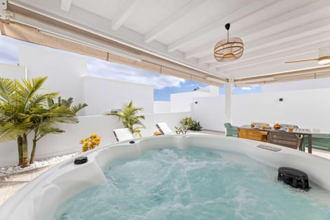 Natural landscape, Hot Tub, Pool view, Swimming pool, Bath