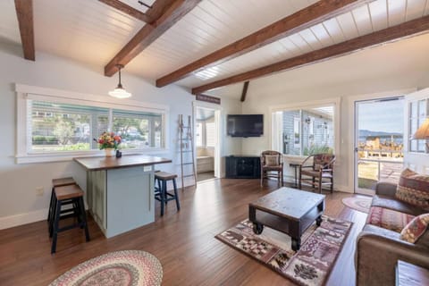 Sunny Shores - Lake days, Pool dips & Concerts House in Gilford