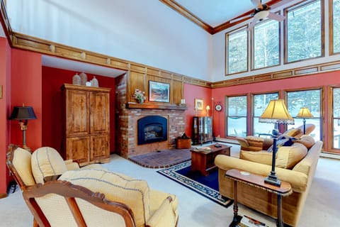 The Dragonfly Main House House in South Fork