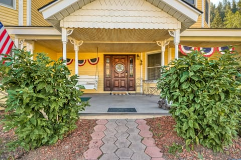 The Dragonfly Main House House in South Fork