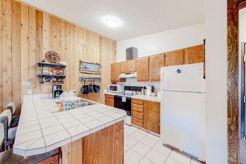 Cozy Corner Apartment in Fraser