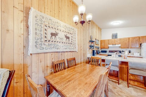 Cozy Corner Apartment in Fraser