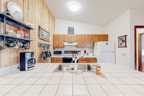 Cozy Corner Apartment in Fraser