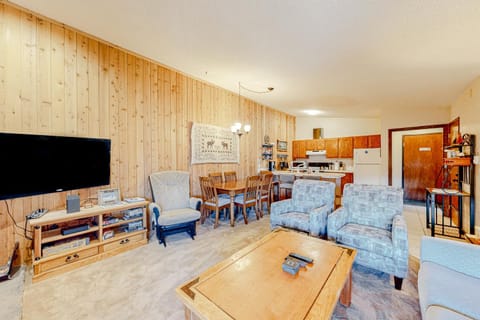 Cozy Corner Apartment in Fraser