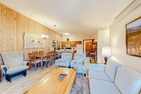 Cozy Corner Apartment in Fraser