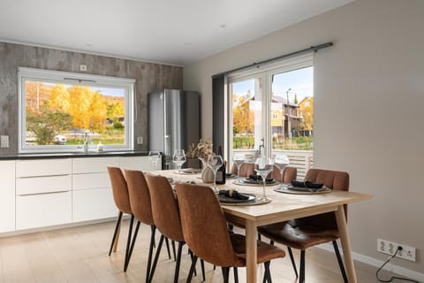 Kitchen or kitchenette, Living room, Seating area, Dining area