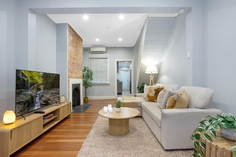 TV and multimedia, Living room, Seating area, Evening entertainment