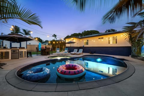 Cozy Room with Hot Tub, Pool, Sauna & Gym Near Beach Bed and Breakfast in Carlsbad
