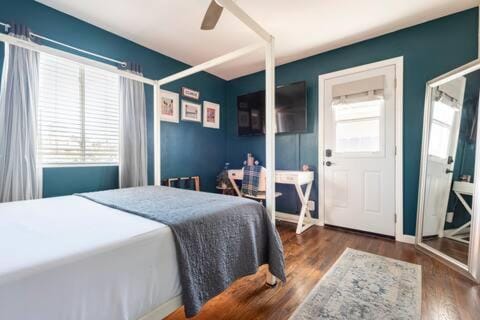 Cozy Room with Hot Tub, Pool, Sauna & Gym Near Beach Bed and Breakfast in Carlsbad