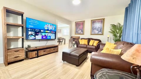 Communal lounge/ TV room, TV and multimedia, Living room, Seating area