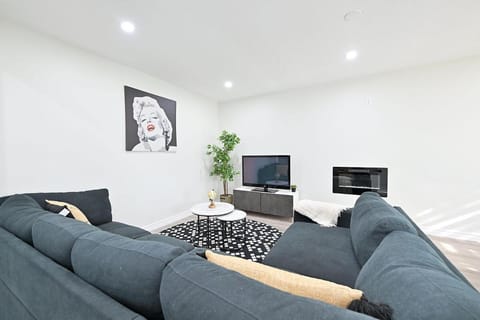 Communal lounge/ TV room, TV and multimedia, Living room, Seating area