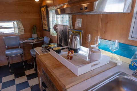 Kitchen or kitchenette, Food and drinks, Dining area