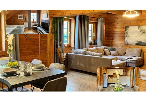 Bed, Living room, Photo of the whole room, Seating area, Dining area, Bedroom