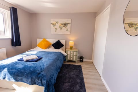 Bed, Bedroom, towels