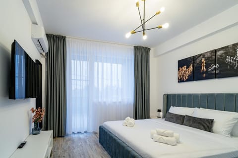 Bed, TV and multimedia, Photo of the whole room, Bedroom, towels, air conditioner