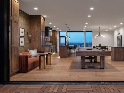 Billiard, Kitchen or kitchenette, Living room, Seating area, Dining area