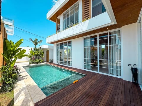Luxury Beachside 3BD Villa with Pool & Rooftop Seseh Villa in Mengwi