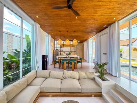 Luxury Beachside 3BD Villa with Pool & Rooftop Seseh Villa in Mengwi