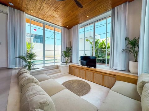 Luxury Beachside 3BD Villa with Pool & Rooftop Seseh Villa in Mengwi