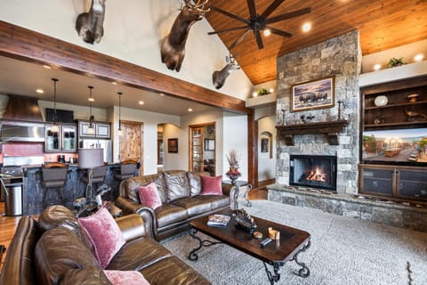 Mountain Luxury, Sleeps 10, Private Hot Tub, 15 Min to Canyons, Ideal for Family Getaways! House in Summit Park