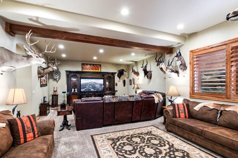 Mountain Luxury, Sleeps 10, Private Hot Tub, 15 Min to Canyons, Ideal for Family Getaways! House in Summit Park