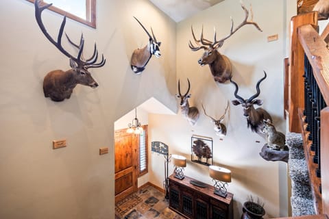 Mountain Luxury, Sleeps 10, Private Hot Tub, 15 Min to Canyons, Ideal for Family Getaways! House in Summit Park